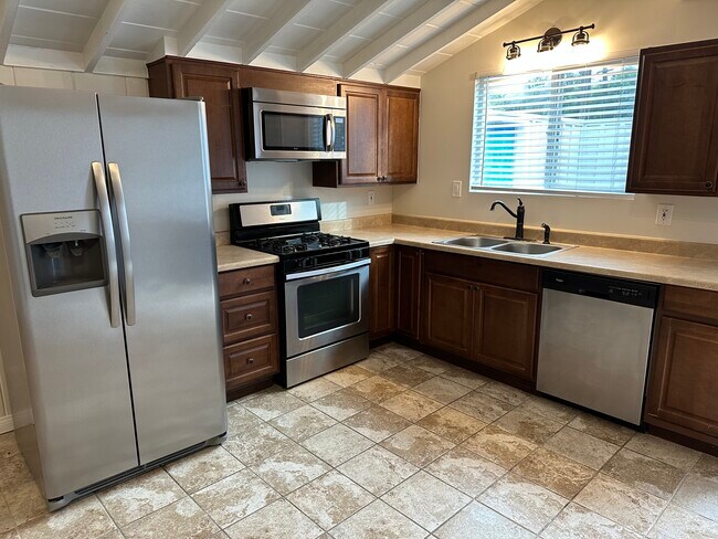 Full kitchen - 4430 California Ave