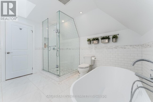 Building Photo - 135 Macdonell Ave