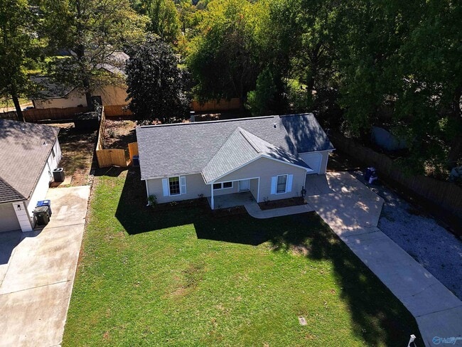 Building Photo - 103 Whisperwood Ln