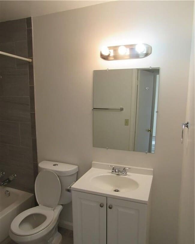 Building Photo - 402 Hill St