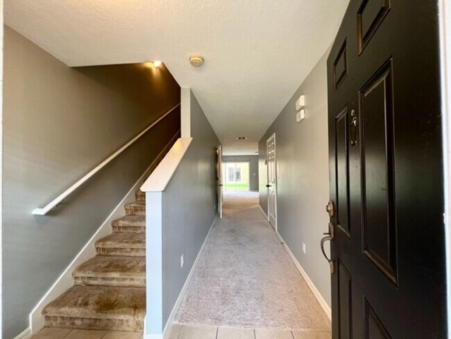 Foto del edificio - AVAILABLE NOW! Charming 2 Beds 2.5 Bath Townhome! 2 MASTER SUITES! Attached one car garage!! Extr...