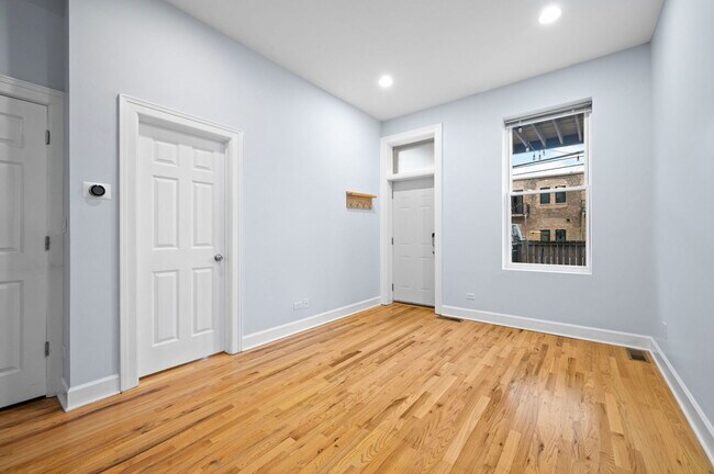 Foto del edificio - 825 N Winchester Ave
