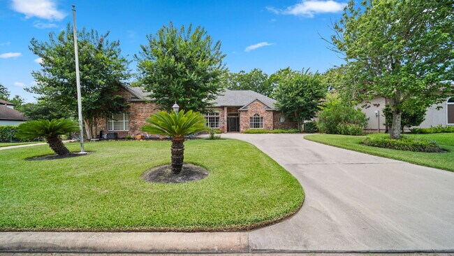Building Photo - Experience the luxury of resort-style living in Bentwater, one of Lake Conroe’s premier gated com...