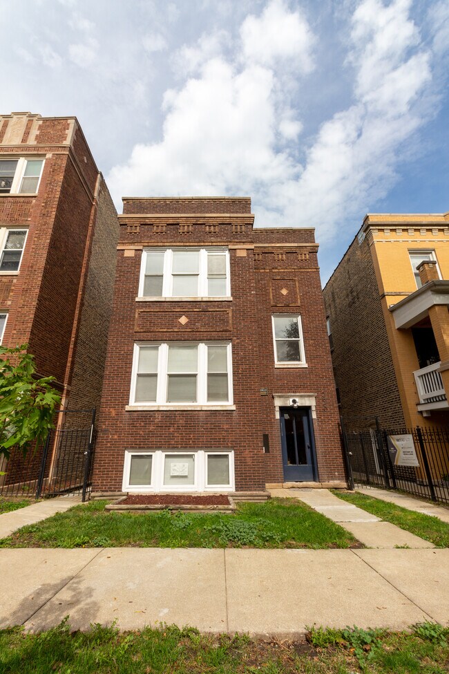 Building Photo - 2850 W Barry Ave