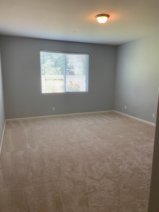 Foto del edificio - Lemoore home on the golf course! Available...