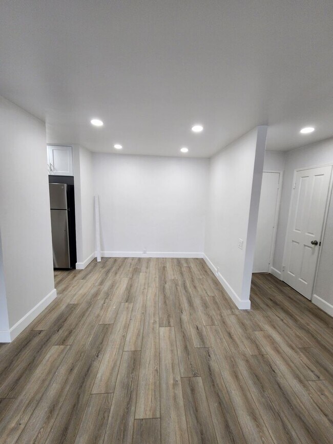 Building Photo - 2BD/2BA Condo in The Plaza Community - MOV...