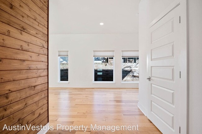 Building Photo - 3 br, 2.5 bath House - 2710 E 4th St