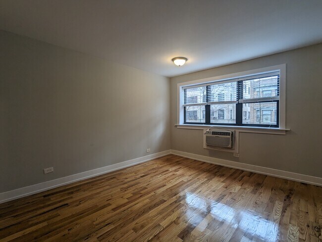 Building Photo - 510 W Briar Pl