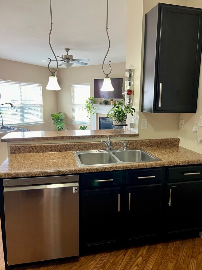 Cocina con barra de desayuno - 105 Shire Dr