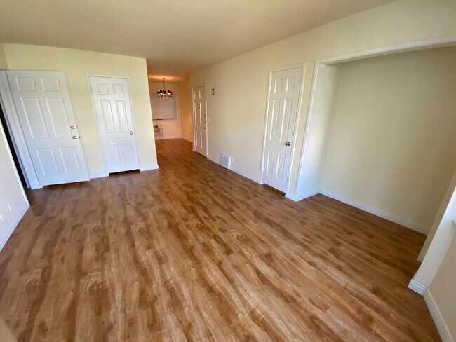Building Photo - 149 S Peck Dr
