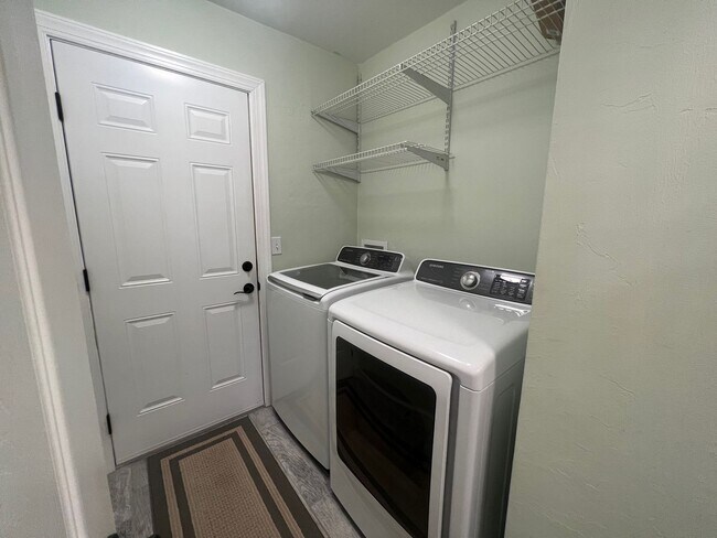 Building Photo - 3-Bedroom Home in Hickory Forest