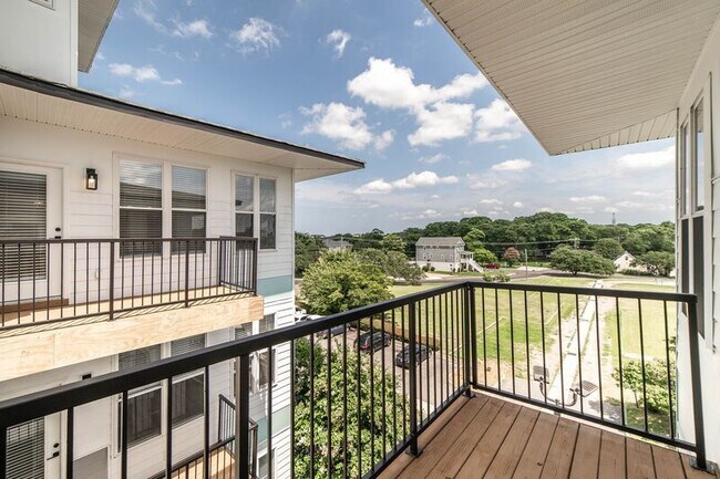 Foto del edificio - 2211 Pretty Lake Ave