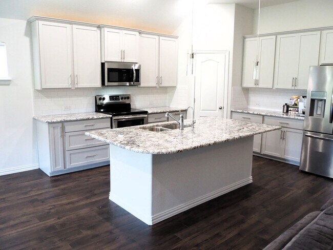 Foto del edificio - Must See 4 Bed 3 Bath Home in Aubrey