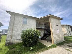 Building Photo - 1313 Quail Cir
