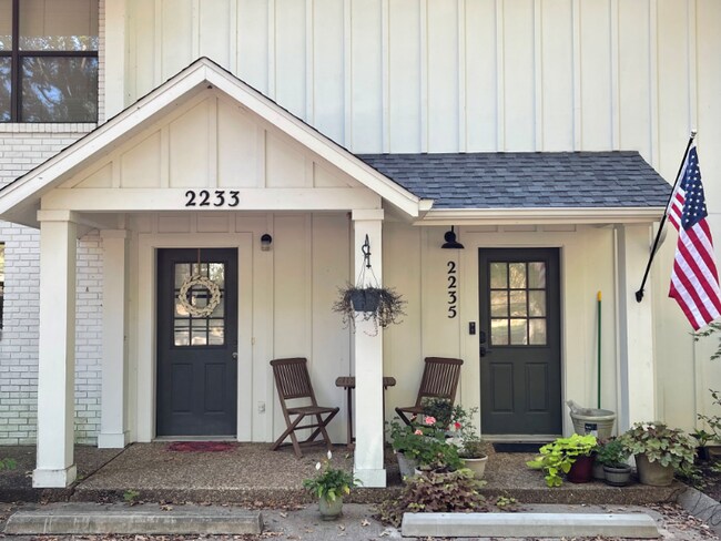 Building Photo - 2231 E Oaks Dr