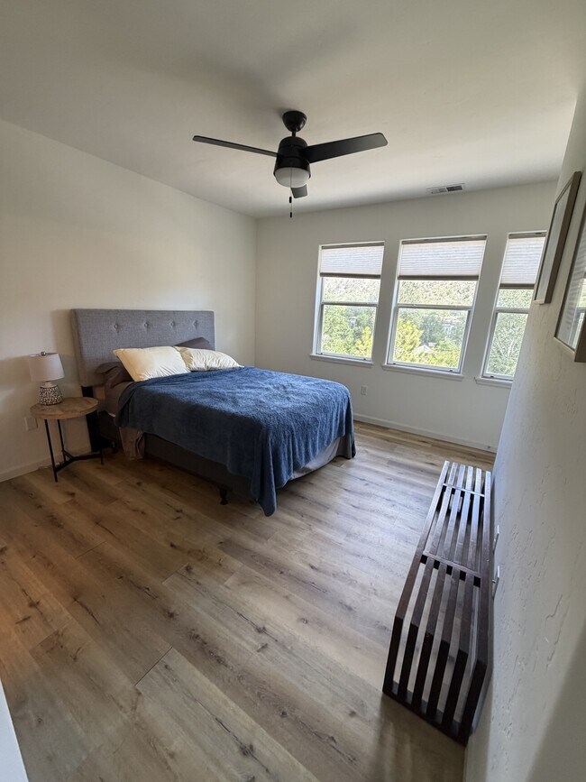 Foto del edificio - 2701 Midland Ave