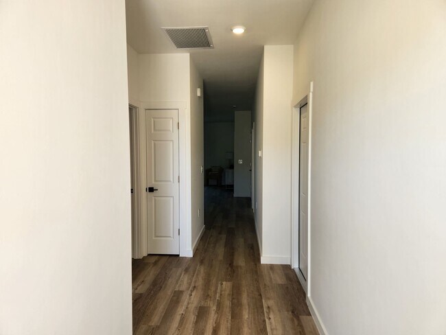 Foto del edificio - 716-718 Gilbert Ave S