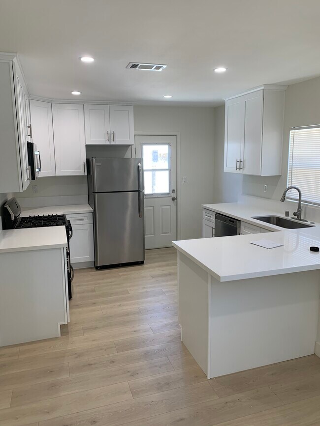 Foto del edificio - 7329 Baird Ave