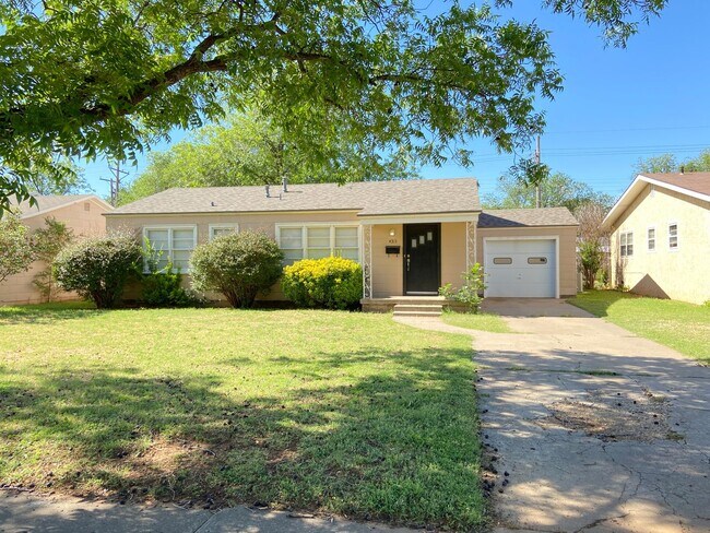 Building Photo - Spectacular Home With Classic Flair Locate...