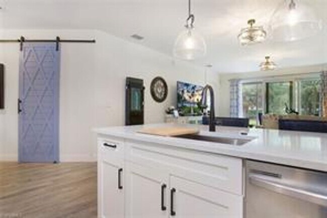 Foto del edificio - ANNUAL RENTAL - FURNISHED-Negotiable  3 BE...