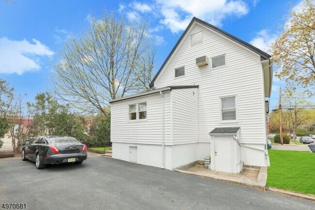 Building Photo - 129 E 6th St
