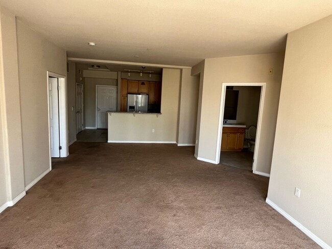 Building Photo - Spacious 2 Bed/2Bath In The Heart Of Downt...