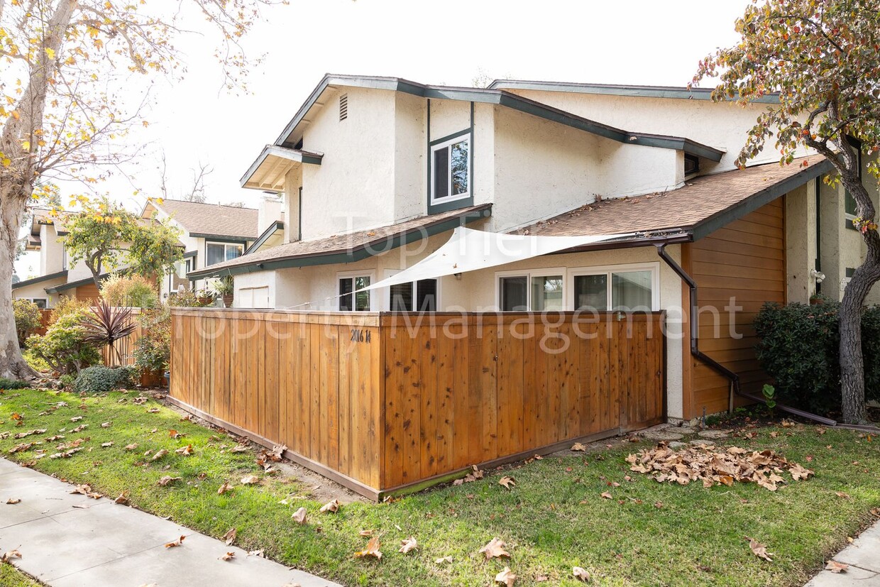 Primary Photo - Gorgeous 3 Bedroom 2 Bath Townhome in high...