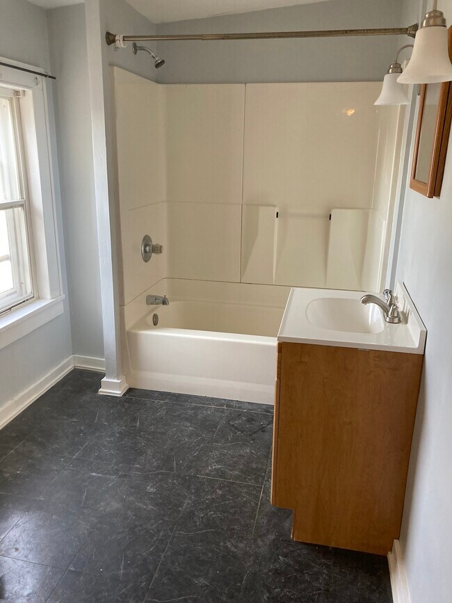 Foto del edificio - 608 Cherry Rd NE