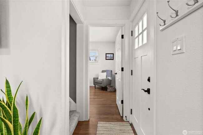 Foto del edificio - Updated South Tacoma Gem: Large Corner Lot & Covered Deck