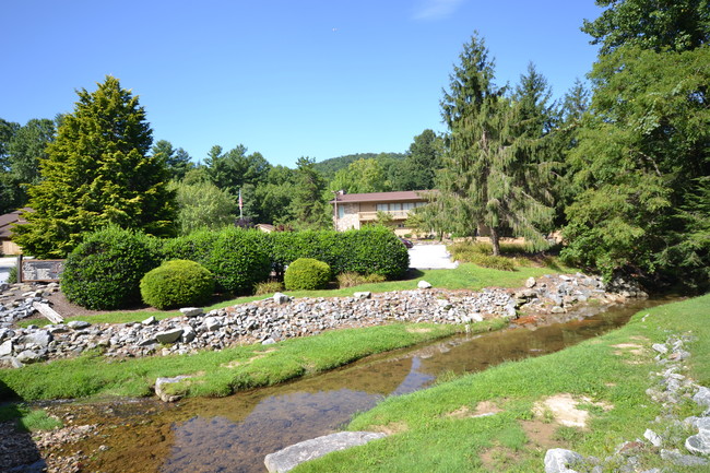 Building Photo - 1203 Red Oak Drive-Spacious one story unit...