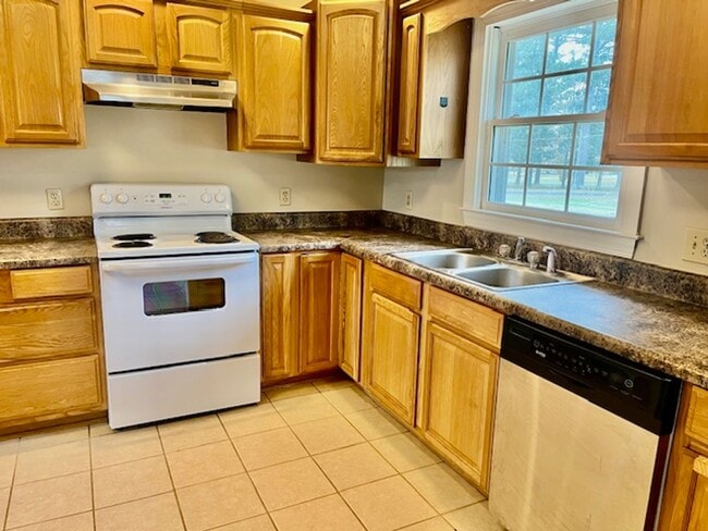 Building Photo - Hennon Dr #238