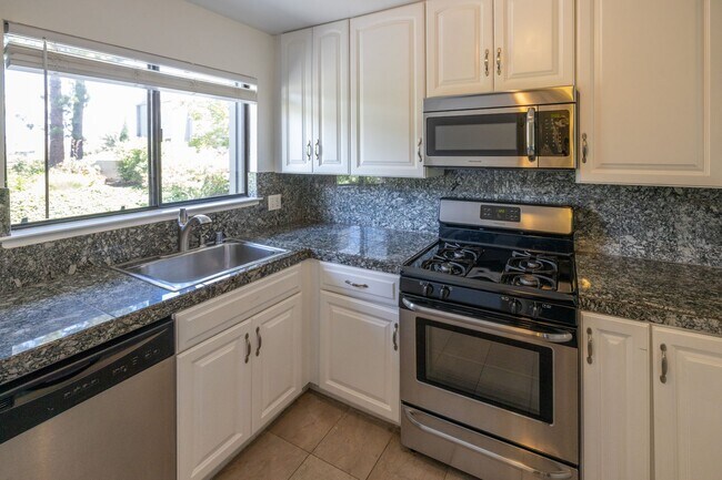 Building Photo - 996 Silverado Ct