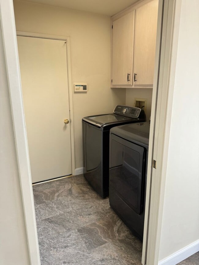 Building Photo - 3 bedroom 2 bath home in The Oaks