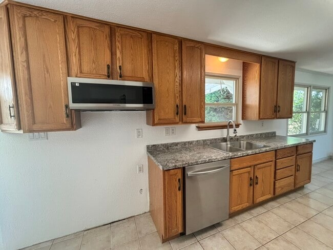 Building Photo - 607 S 72nd Ave