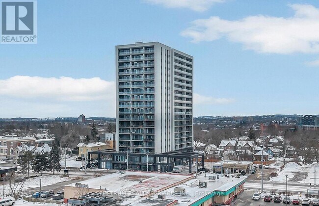 Photo du bâtiment - 741 King St W