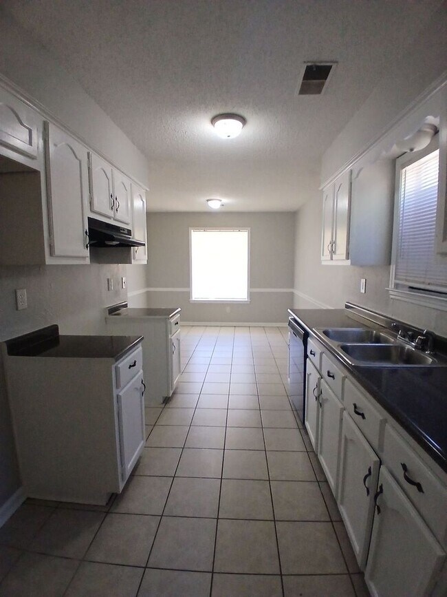 Foto del edificio - Charming 3BR/2BA in Riverdale | Modern LVP