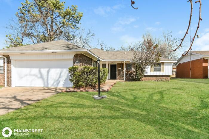 Primary Photo - 1113 W Woodcrest Dr
