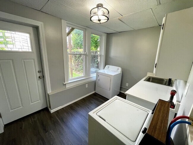 Foto del edificio - 5 bed 2 bath - all updated South Oakland, central air, in house laundry