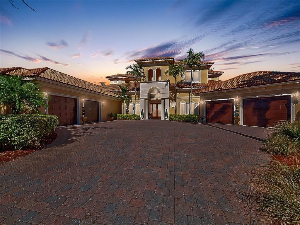 Foto principal - 801 SE Riverside Dr