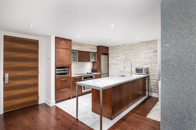 Building Photo - 801 Rue De La Commune E