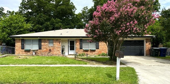 Building Photo - 708 Creek St