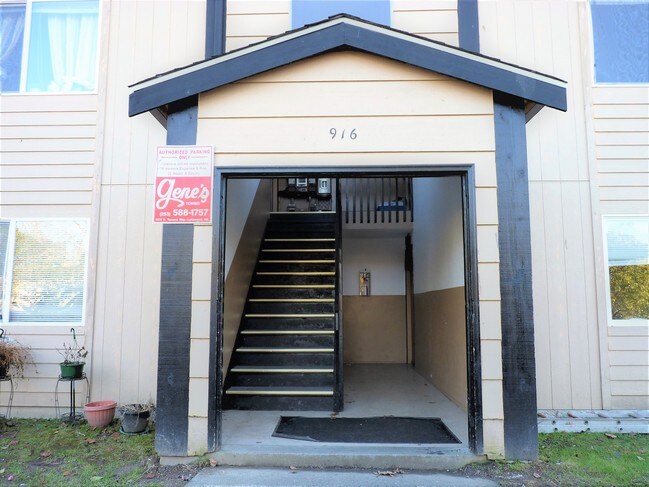 Building Photo - 916 75th St E