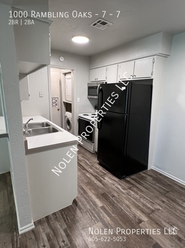 Building Photo - 1000 Rambling Oaks Dr