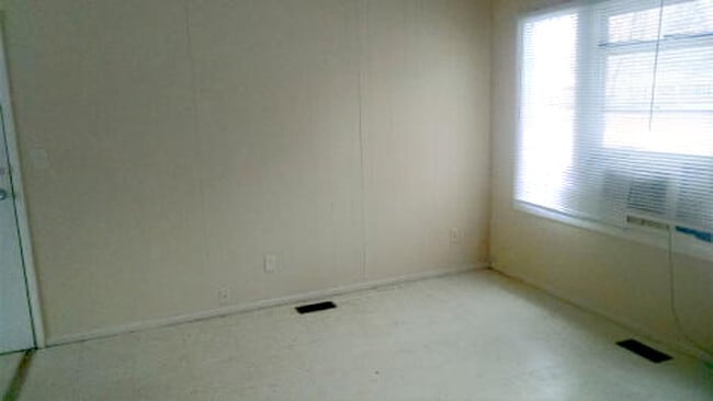 Building Photo - 5 Aztec Pl