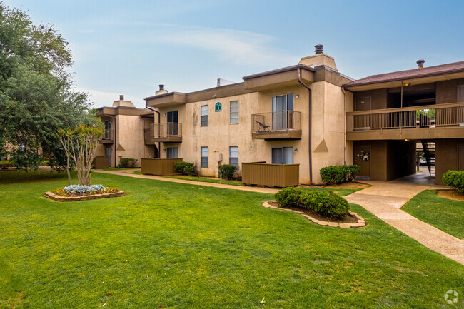 Beautiful Courtyard - Willow Lake