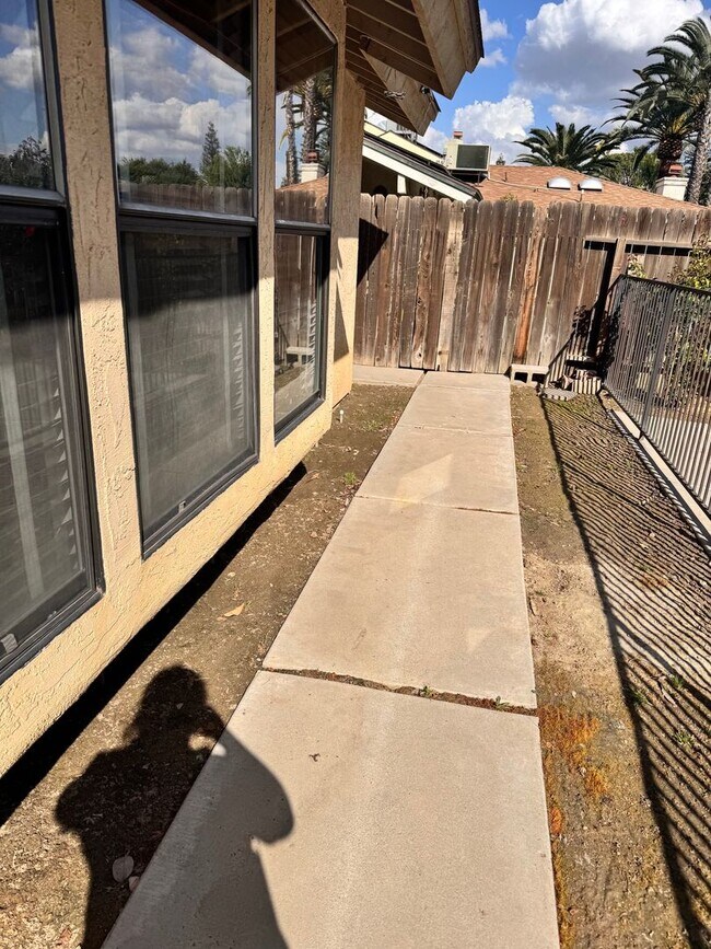 Building Photo - $2,600 - 4 Bed 2 Bath home Laurelglen Area...