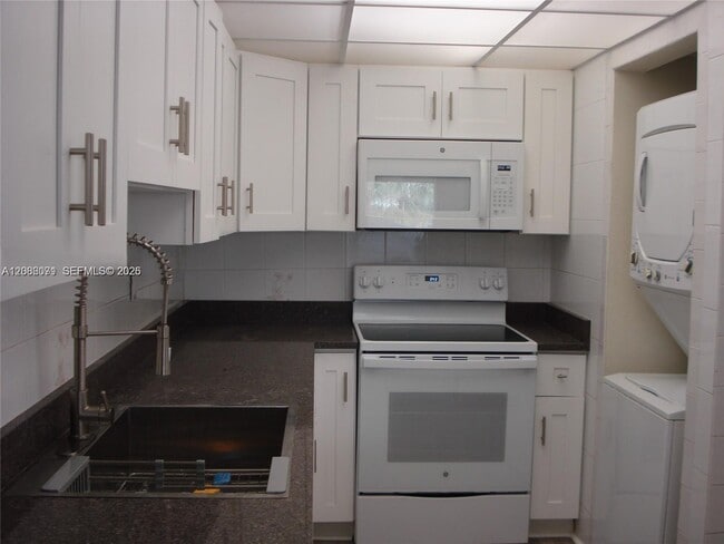Building Photo - 10000 NW 80th Ct