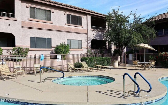 Foto del edificio - 9455 E Raintree Dr