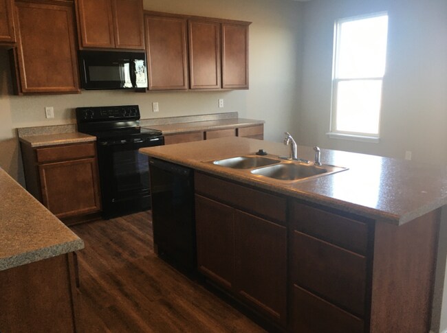 Building Photo - 912 Alba Dr