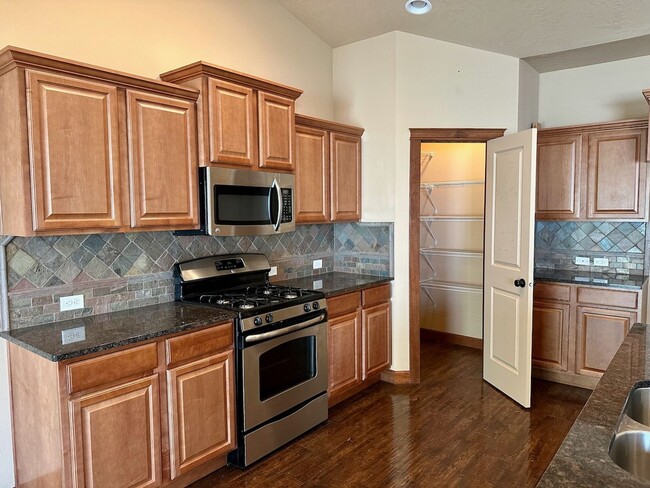 Foto del edificio - $500 OFF MOVE-IN SPECIAL! Beautiful 3 Bed ...